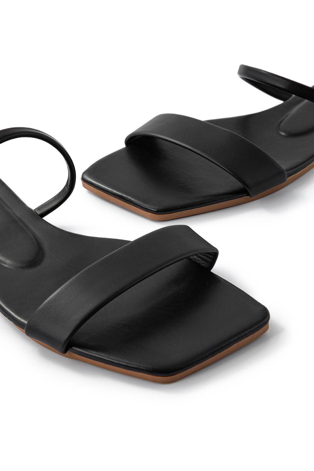 Sandali flat base con punta quadrata