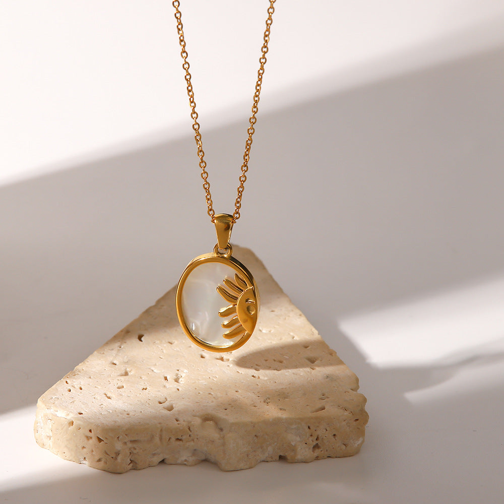 Elettra – Collana d’oro con piccoli ciondoli simbolici.