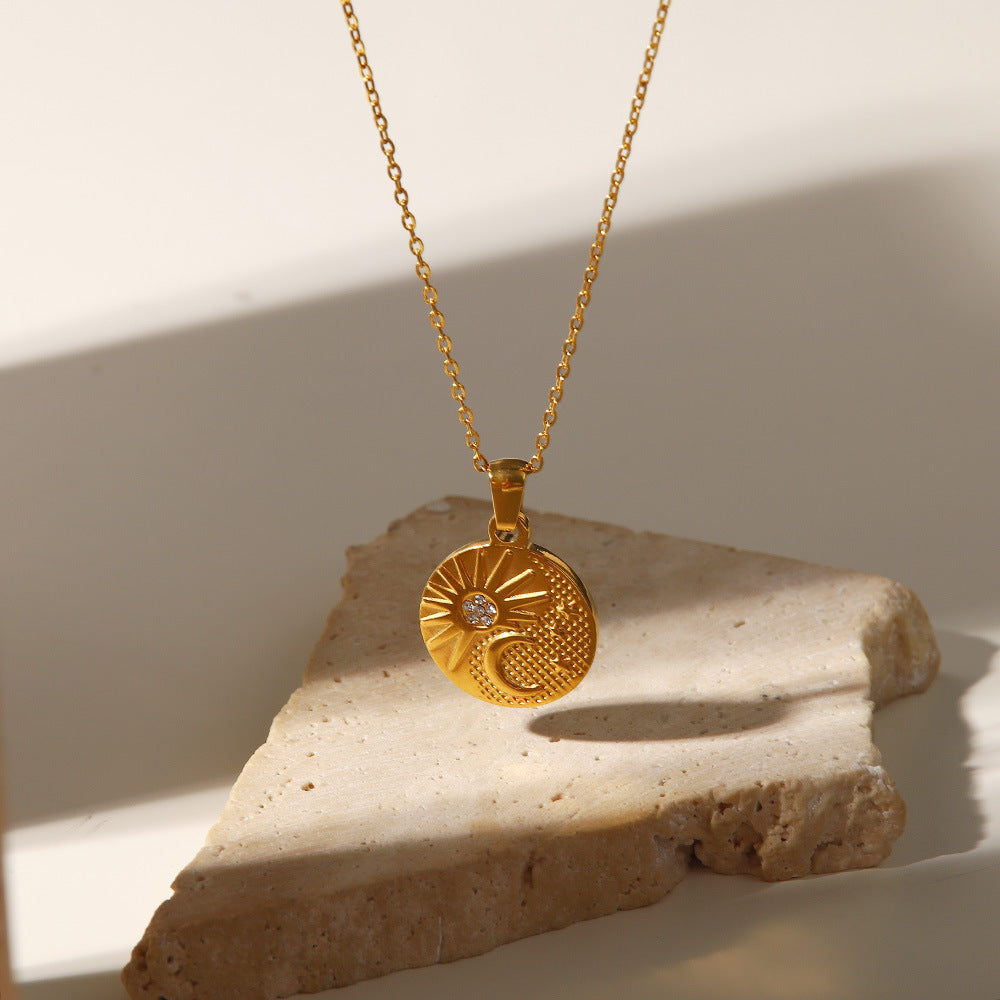 Elettra – Collana d’oro con piccoli ciondoli simbolici.
