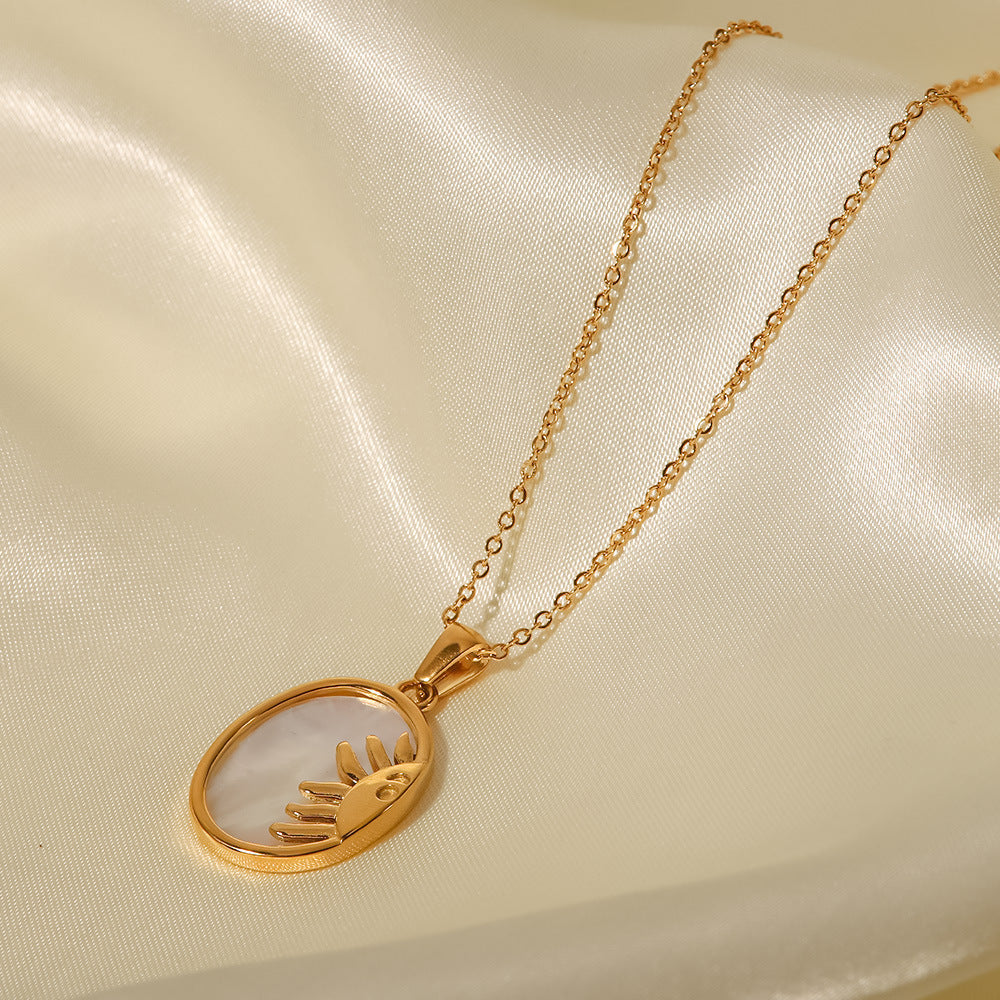 Elettra – Collana d’oro con piccoli ciondoli simbolici.