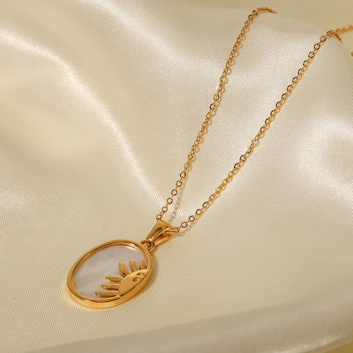Elettra – Collana d’oro con piccoli ciondoli simbolici.