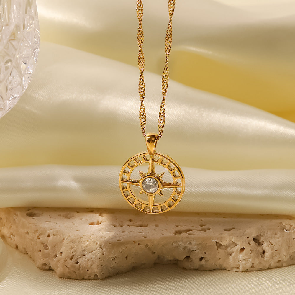 Elettra – Collana d’oro con piccoli ciondoli simbolici.