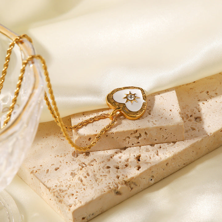 Elettra – Collana d’oro con piccoli ciondoli simbolici.