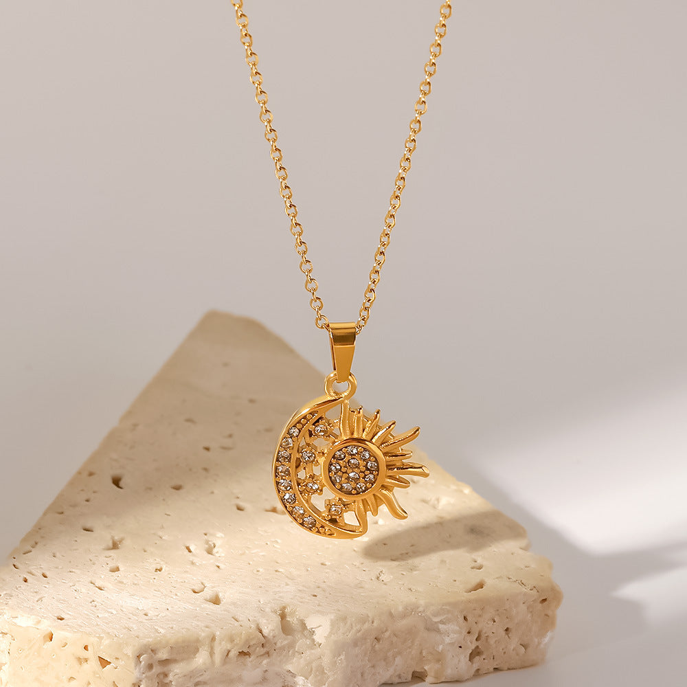 Elettra – Collana d’oro con piccoli ciondoli simbolici.