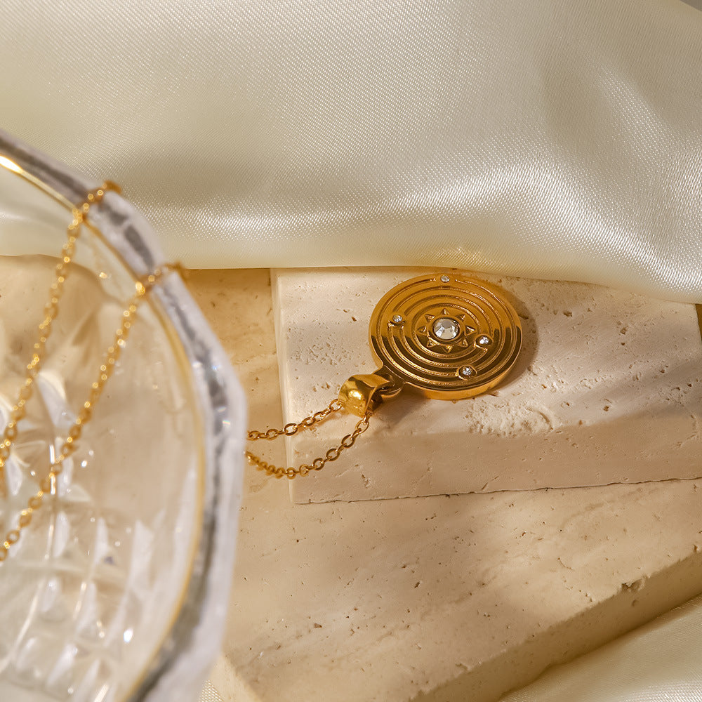 Elettra – Collana d’oro con piccoli ciondoli simbolici.