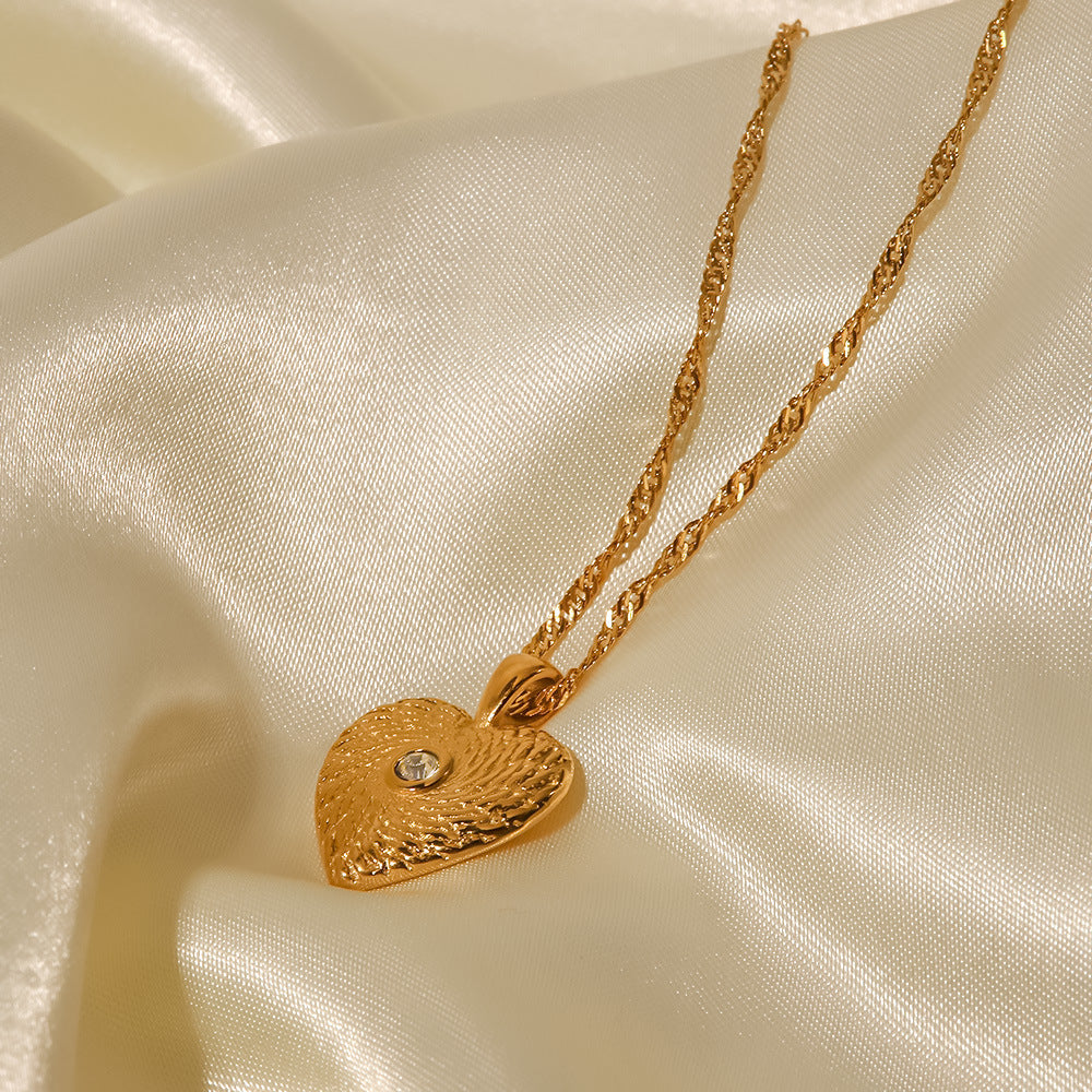 Elettra – Collana d’oro con piccoli ciondoli simbolici.