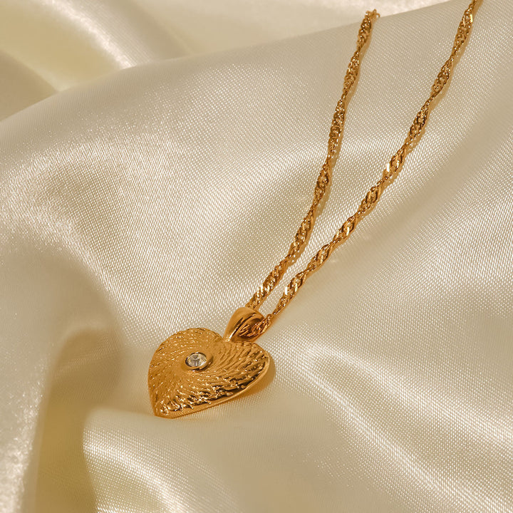 Elettra – Collana d’oro con piccoli ciondoli simbolici.