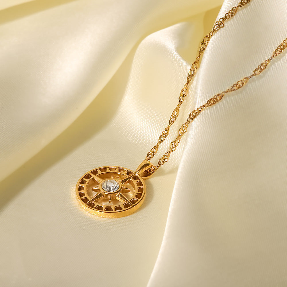 Elettra – Collana d’oro con piccoli ciondoli simbolici.