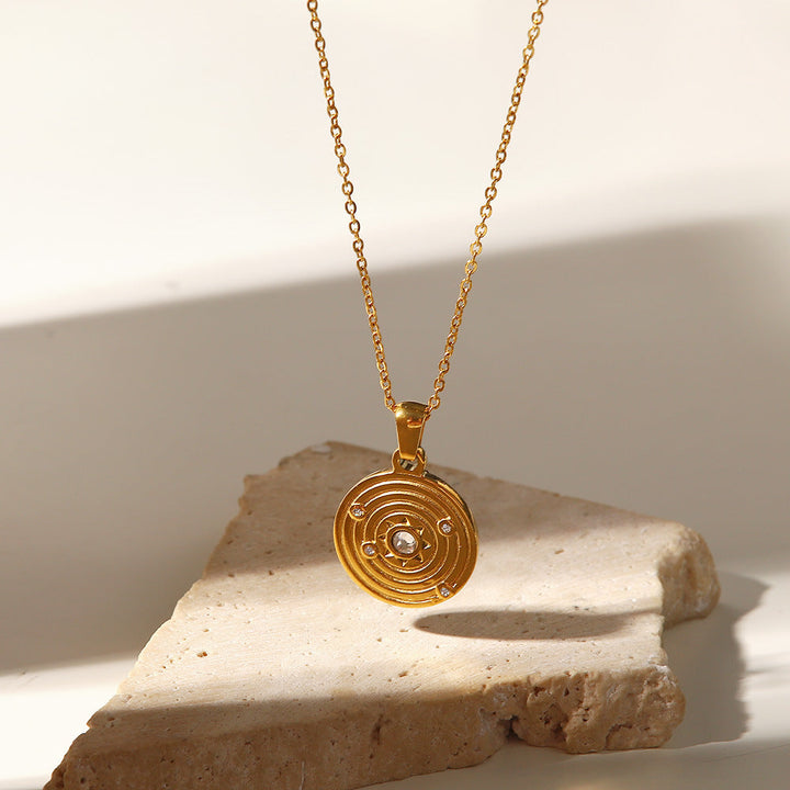 Elettra – Collana d’oro con piccoli ciondoli simbolici.