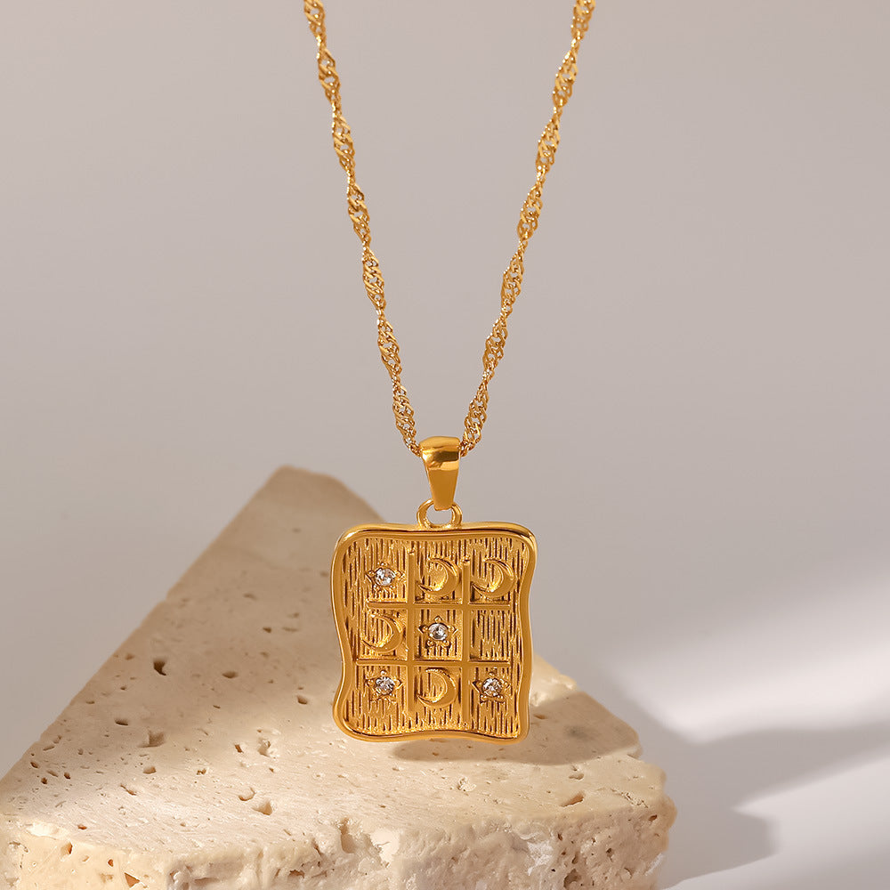 Elettra – Collana d’oro con piccoli ciondoli simbolici.