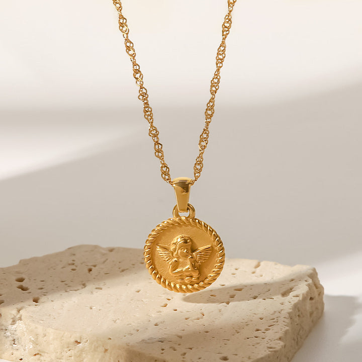 Elettra – Collana d’oro con piccoli ciondoli simbolici.