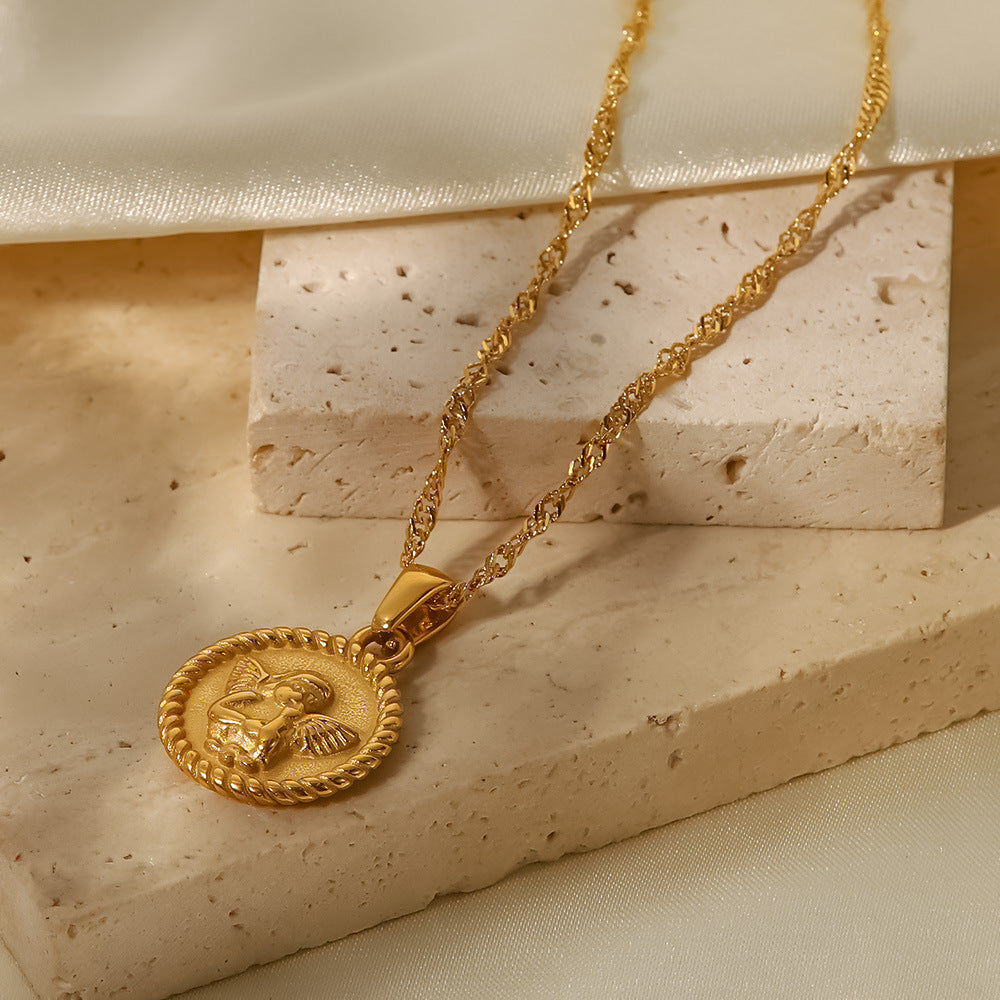 Elettra – Collana d’oro con piccoli ciondoli simbolici.