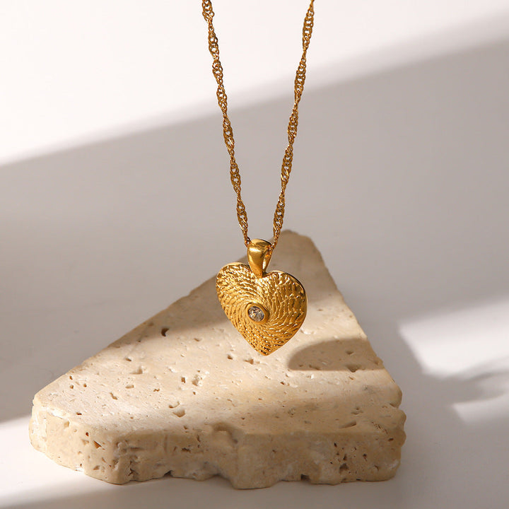 Elettra – Collana d’oro con piccoli ciondoli simbolici.
