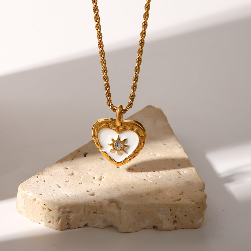 Elettra – Collana d’oro con piccoli ciondoli simbolici.